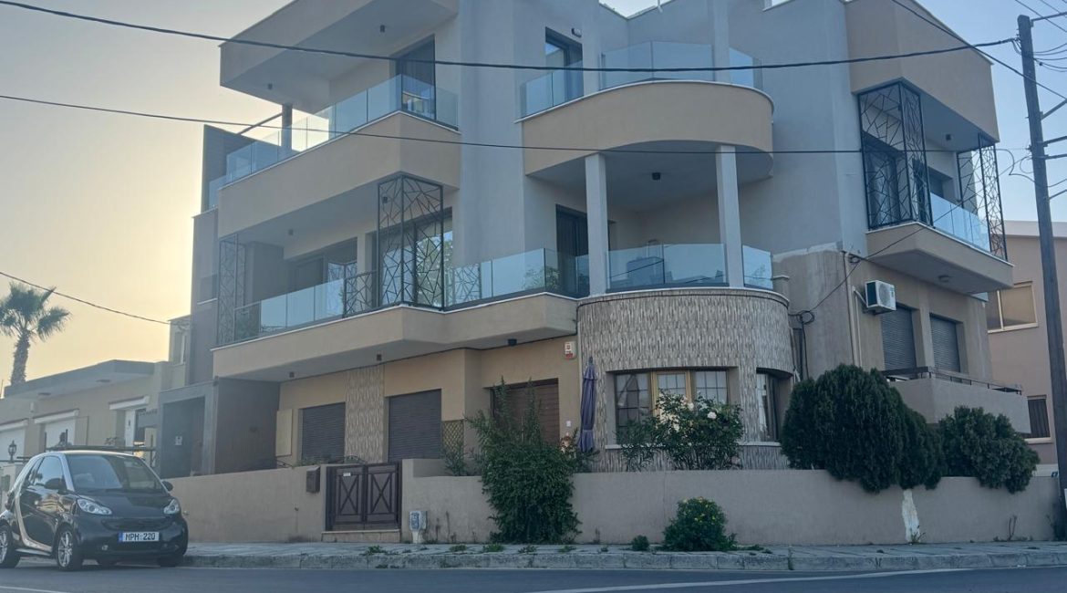 Cozy 3-Bedroom House with Terrace | R0006