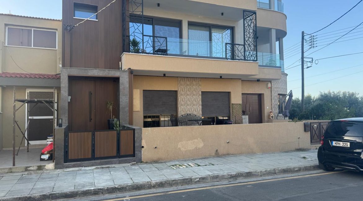 Cozy 3-Bedroom House with Terrace | R0006