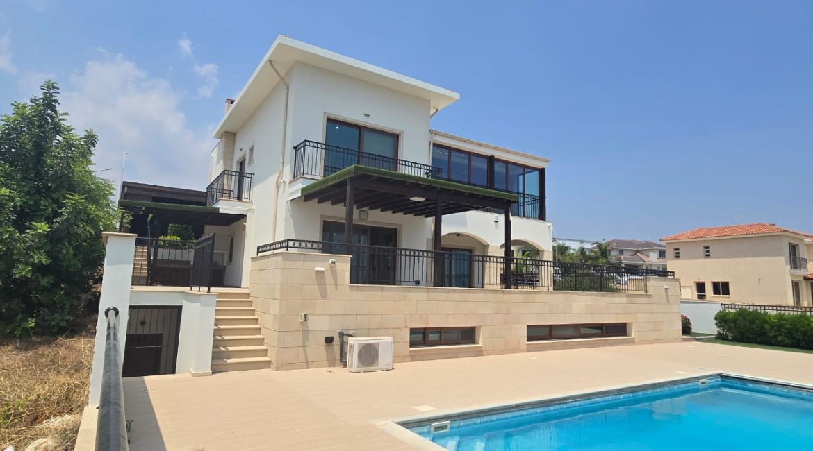 Luxury 6-Bedroom Villa with Panoramic Sea Views | R0022