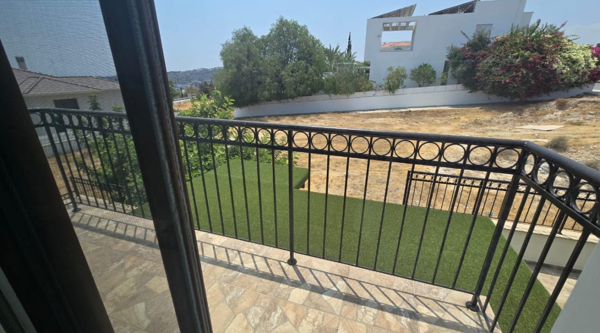 Luxury 6-Bedroom Villa with Panoramic Sea Views | R0022