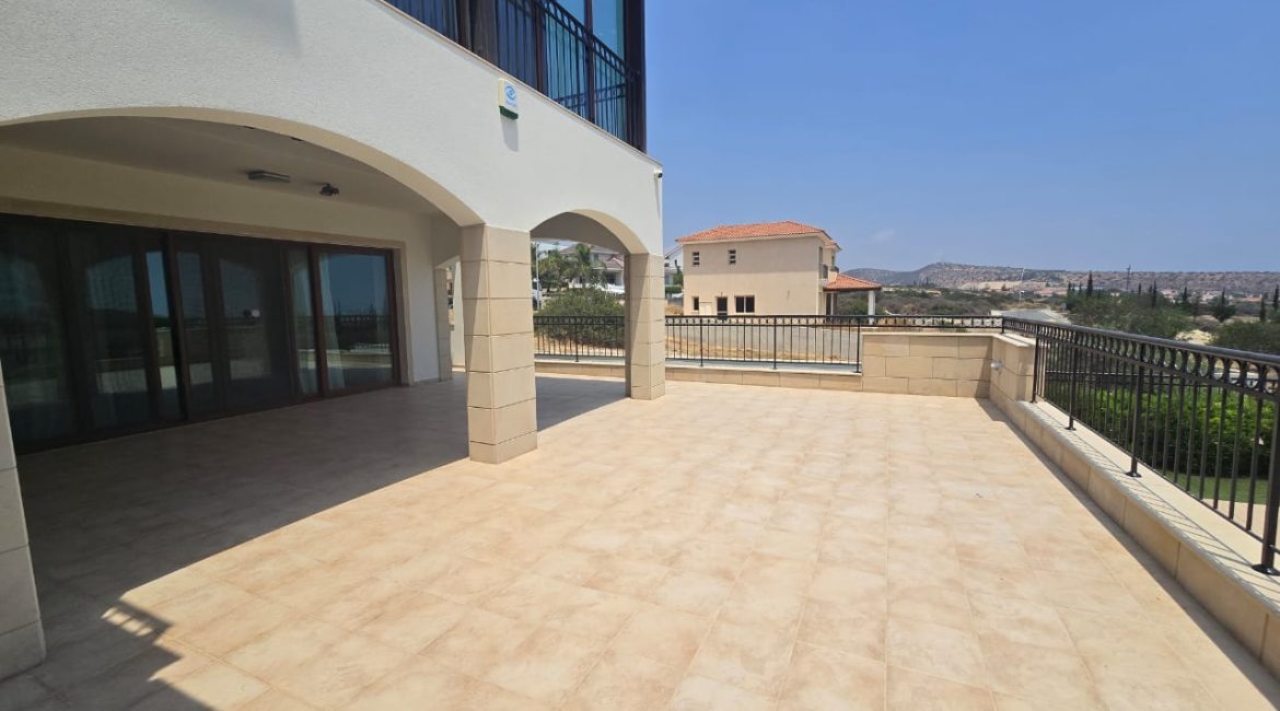 Luxury 6-Bedroom Villa with Panoramic Sea Views | R0022