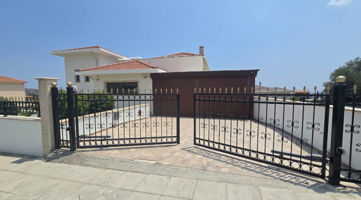 Luxury 6-Bedroom Villa with Panoramic Sea Views | R0022