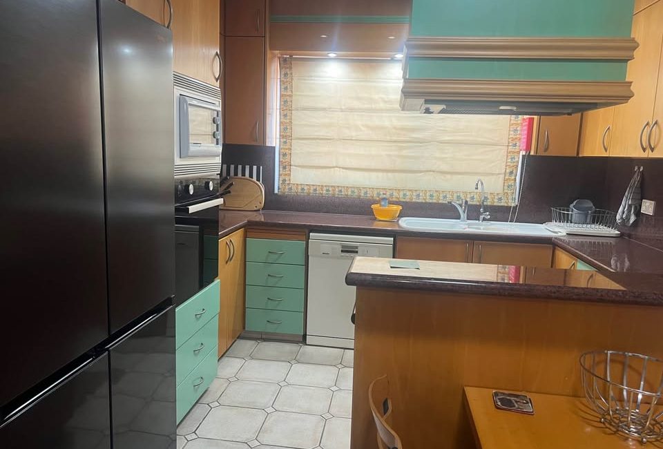 4 bedroom flat at the beach road and sea view