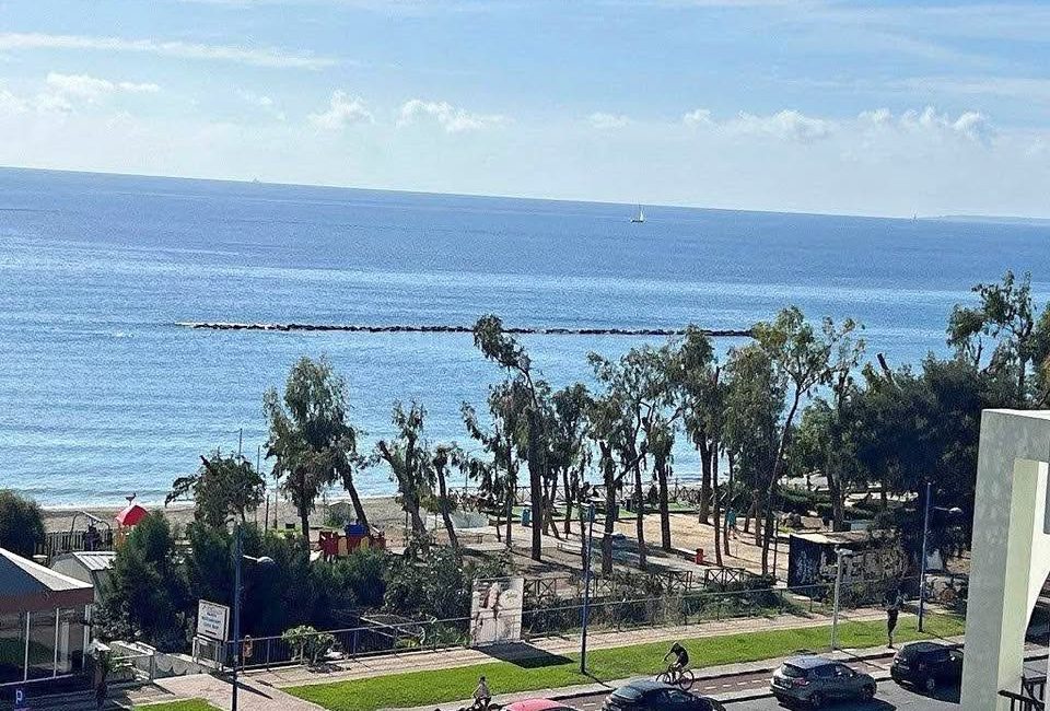 4 bedroom flat at the beach road and sea view